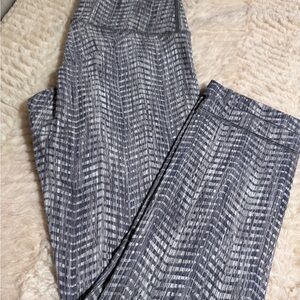Lululemon Beautiful gray and white design very cool print